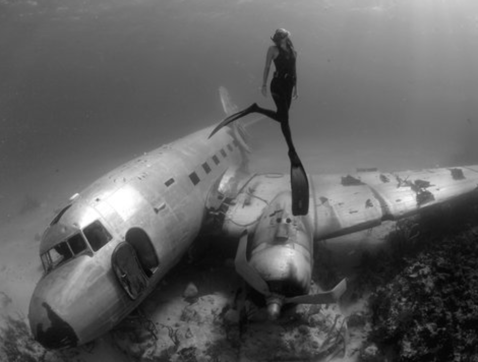 airplane sunk to ocean floor